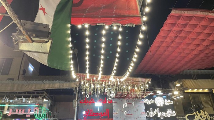 Gemerlap lampu hiasi malam Ramadan 2026 di jalanan Damaskus, Suriah.