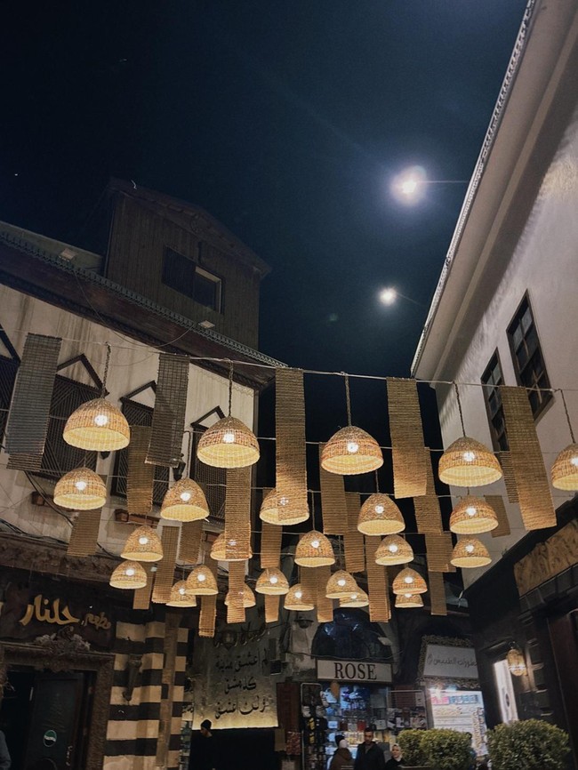 Gemerlap Lampu Hiasi Malam Ramadan di Damaskus
