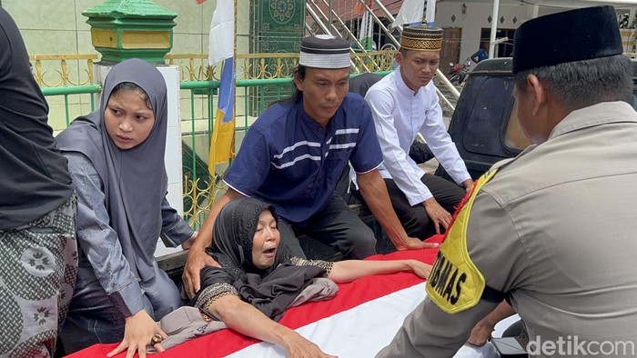 Sumarni, ibu Anggota Direktorat Samapta Polda Sulawesi Sulsel Bripda Dirja Pratama (19) menangis histeris di depan jenazah anaknya.