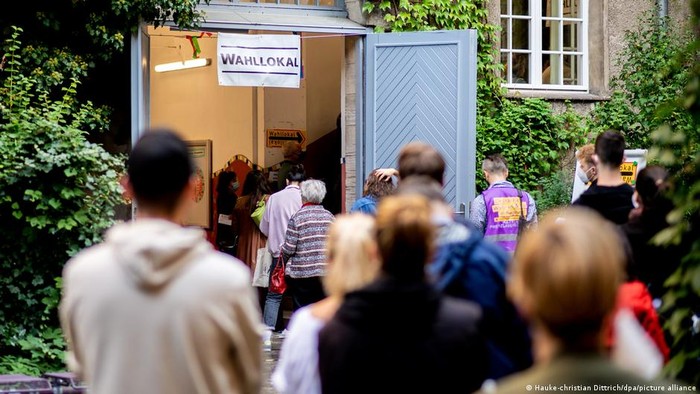 98% responden survei Germany Monitor 2025 mengatakan mereka mendukung demokrasi (Foto: Hauke-christian Dittrich/dpa/picture alliance)