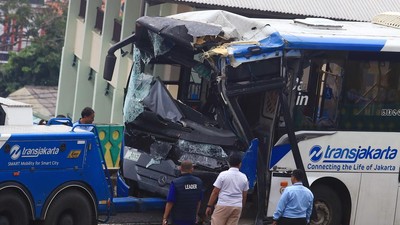 Penampakan Dua Bus TransJakarta Tabrakan di Koridor 13 Cipulir
