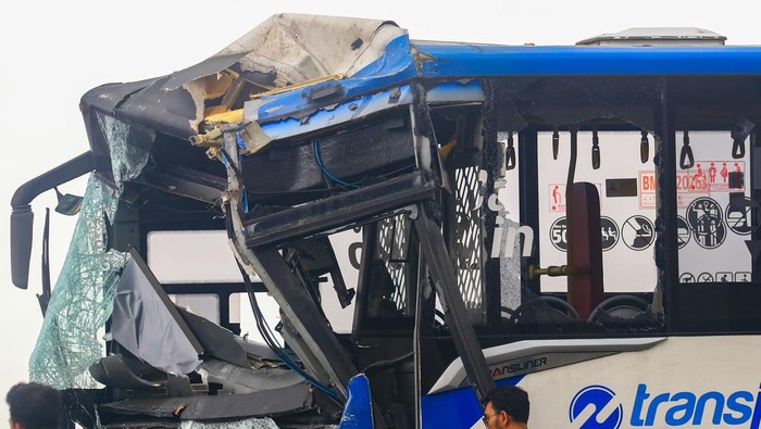 Petugas berada di dekat bus TransJakarta yang mengalami kecelakaan tabrakan antar sesama bus TransJakarta di jalur layang atau jalur langit Koridor 13, Cipulir, Jakarta, Senin (23/2/2026). Tabrakan tersebut diduga karena kedua sopir mengantuk dan sebanyak 18 penumpang mengalami luka ringan dalam peristiwa itu. ANTARA FOTO/Muhammad Iqbal/YU