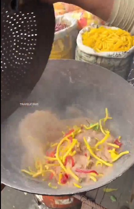 Tak Hanya di Indonesia, Goreng Kerupuk pakai Pasir Jadi Sorotan di India Tak Hanya di Indonesia, Goreng Kerupuk pakai Pasir Jadi Sorotan di India