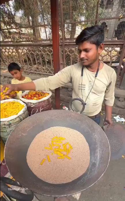Tak Hanya di Indonesia, Goreng Kerupuk pakai Pasir Jadi Sorotan di India