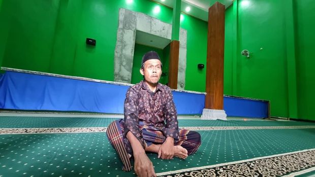 Takmir Masjid Ka'bah Asy-Syuhada, Ngatimin (54) Takmir Masjid Ka'bah Asy-Syuhada, Ngatimin (54) saat memberikan keterangan.