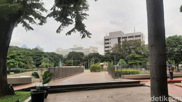 Taman Depan pintu Al-Fattah, salah satu spot ngabuburit yang sip, di Masjid Istiqlal.