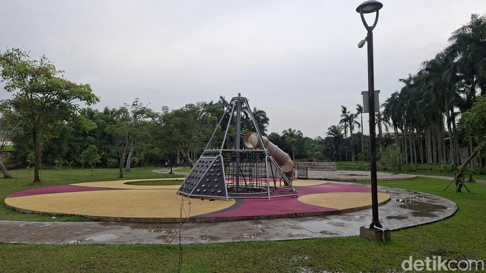 Taman Salak Kuning atau Bukit Teletubbis di Munuul, Cipayung, Jakarta Timur