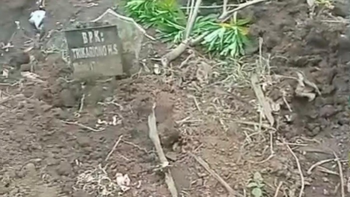 Tangkapan layar video makam yang berantakan dan nisan digeser tanpa izin.