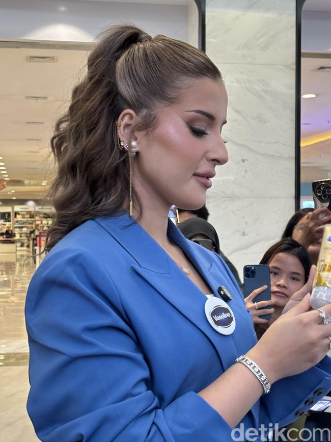 Dikenal memiliki kulit wajah mulus sampai sering disebut bak tak memiliki pori, begini foto Tasya Farasya dari dekat dan tanpa menggunakan filter. Meski mengenakan riasan cukup tebal namun tampak jelas kulit wajahnya itu memang mulus hingga tak memperlihatkan pori. Foto: Wolipop/Vina Oktiani