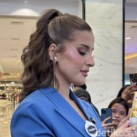 Dikenal memiliki kulit wajah mulus sampai sering disebut bak tak memiliki pori, begini foto Tasya Farasya dari dekat dan tanpa menggunakan filter. Meski mengenakan riasan cukup tebal namun tampak jelas kulit wajahnya itu memang mulus hingga tak memperlihatkan pori. Foto: Wolipop/Vina Oktiani