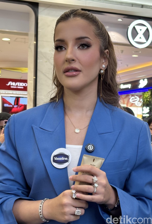 Di acara tersebut Tasya tampil full makeup. Shading pada bagian tulang pipinya jelas terlihat, membuat wajahnya semakin tirus. Eyeshadow coklat yang dikenakannya pun tampak memiliki ujung tegas, menyatu dengan eyeliner model cat eye yang membuat ilusi mata semakin terangkat. Foto: Wolipop/Vina Oktiani