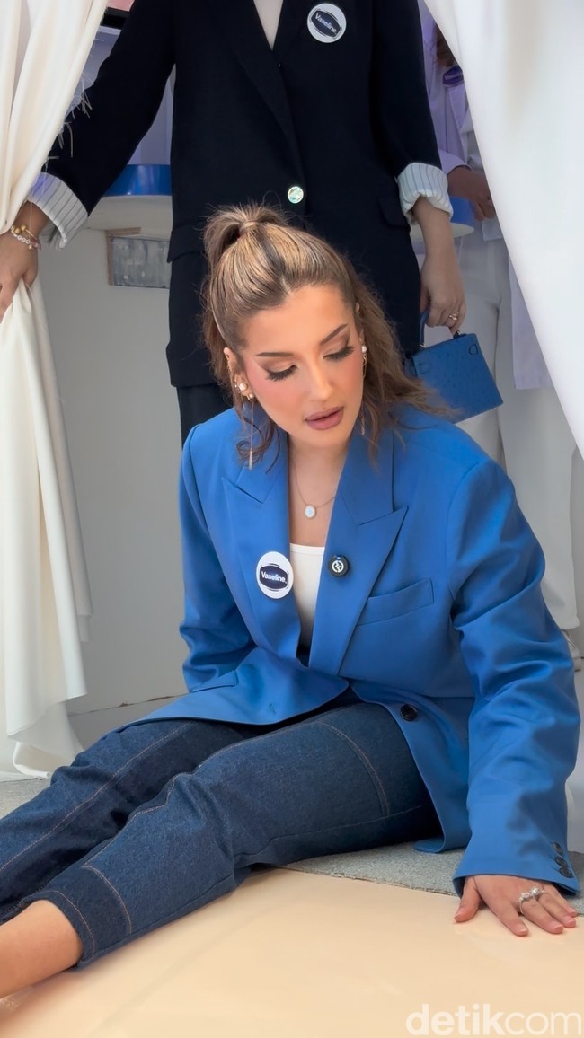 Kulit wajah Tasya tampak mulus tanpa benjolan jerawat ataupun pori-pori yang membesar. Penampilan Tasya pun sukses mencuri atensi di acara tersebut. Foto: Wolipop/Vina Oktiani