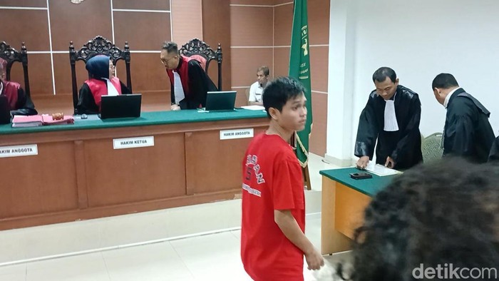 Terdakwa Fandi Ramadhan saat membacakan pledoi di depan majelis Hakim Pengadilan Negri Batam.(Alamudin/detikcom)