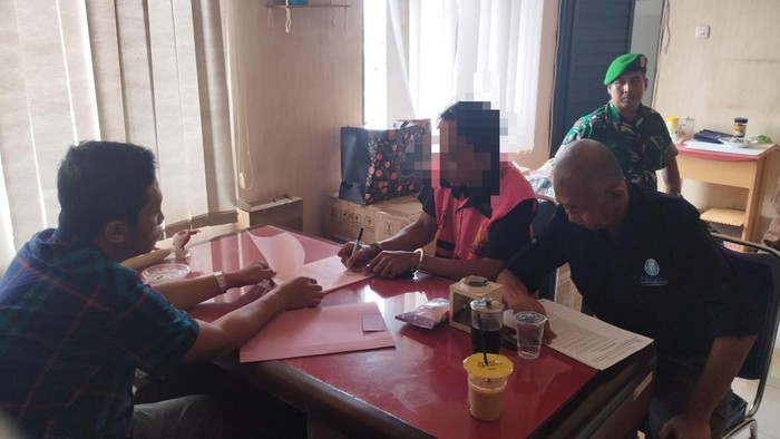 Tersangka saat menjalani pemeriksaan di Kejari Probolinggo
