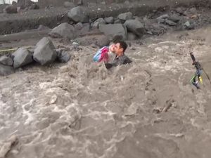 Momen Ngeri Ayah dan Anak Terseret Banjir Lahar Semeru Saat Berangkat Sekolah