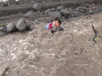 Momen Ngeri Ayah dan Anak Terseret Banjir Lahar Semeru Saat Berangkat Sekolah