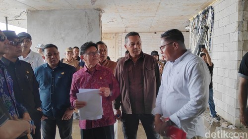 Tim Pansus TRAP DPRD Bali mengecek proyek hotel di Cemagi, Kecamatan Mengwi, Badung, Bali, Senin (23/2/2026). (Foto: Agus Eka/detikBali)