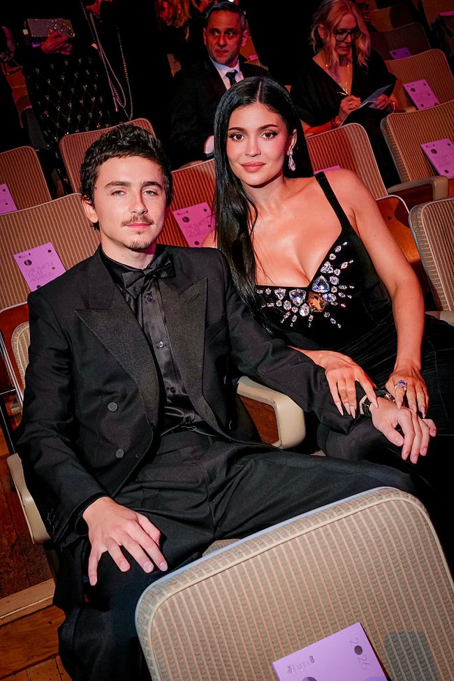 Kembali mendampingi Timothee Chalamet di ajang penghargaan film, Kylie Jenner mengenakan gaun vintage hitam berhias kristal rancangan Mugler, yang senada dengan setelan hitam Chalamet. Foto: Getty Images/Scott Garfitt