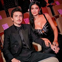 Kembali mendampingi Timothee Chalamet di ajang penghargaan film, Kylie Jenner mengenakan gaun vintage hitam berhias kristal rancangan Mugler, yang senada dengan setelan hitam Chalamet. Foto: Getty Images/Scott Garfitt