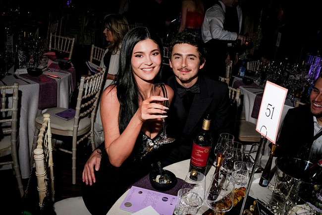 Ada juga momen saat Kylie Jenner duduk di pangkuan Timothee Chalamet. Foto: Getty Images/Scott Garfitt