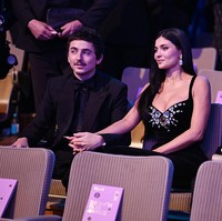 Pasangan ini terlihat mesra sepanjang acara. Fotografer menangkap momen Jenner menggenggam lengan Chalamet saat para tamu duduk di tempat masing-masing. Foto: Getty Images/Scott Garfitt