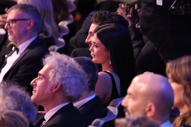 BAFTA 2026 yang digelar pada Minggu (22/2/2026) malam menjadi penampilan karpet merah terbaru Timothee Chalament dan Kylie Jenner. Sebelumnya keduanya hadir di Golden Globes 2026, dan Chalamet sukses mbawa pulang penghargaan Aktor Terbaik. Saat itu dia secara khusus mengucapkan terima kasih kepada Jenner dalam pidatonya. Foto: Getty Images/Scott Garfitt