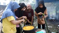 Lemang ketan putih, ketan hitam, dan lemang ubi diproduksi hingga 200 batang oleh pelaku usaha di Desa Lamdingin, Banda Aceh. Foto: ANTARA FOTO/Irwansyah Putra