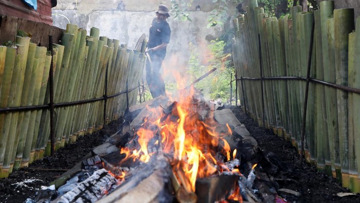 Pekerja memasak kuliner tradisional lemang bambu di Desa Lamdingin, Banda Aceh, Aceh, Kamis (19/2/2026). Pelaku usaha kuliner tradisional memproduksi hingga 200 batang lemang jenis ketan putih, ketan hitam dan lemang ubi untuk dijajakan pada hari pertama pasar takjil Ramadhan 1447 H. ANTARA FOTO/Irwansyah Putra/rwa.