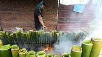 Pekerja membakar lemang bambu di Desa Lamdingin, Banda Aceh. Kuliner tradisional ini disiapkan untuk pasar takjil Ramadan. Foto: ANTARA FOTO/Irwansyah Putra