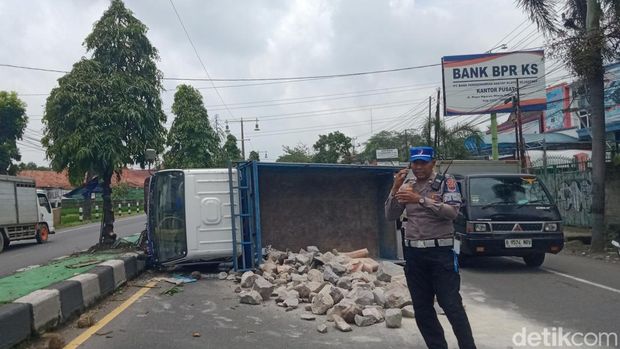 Truk muatan batu dan semen terguling di Jalan Jogja-Solo Desa Mlese, Kecamatan Ceper, Klaten.