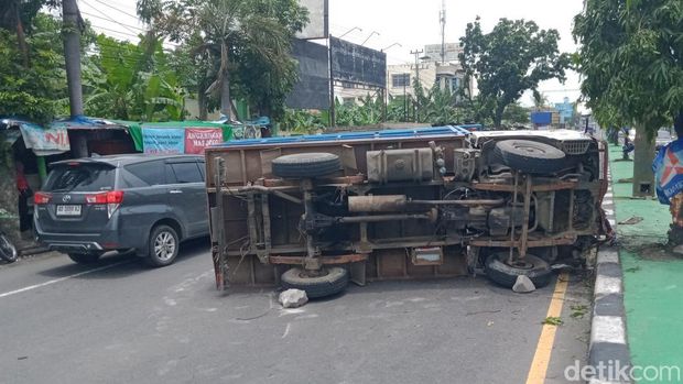 Truk muatan batu dan semen terguling di Jalan Jogja-Solo Desa Mlese, Kecamatan Ceper, Klaten.