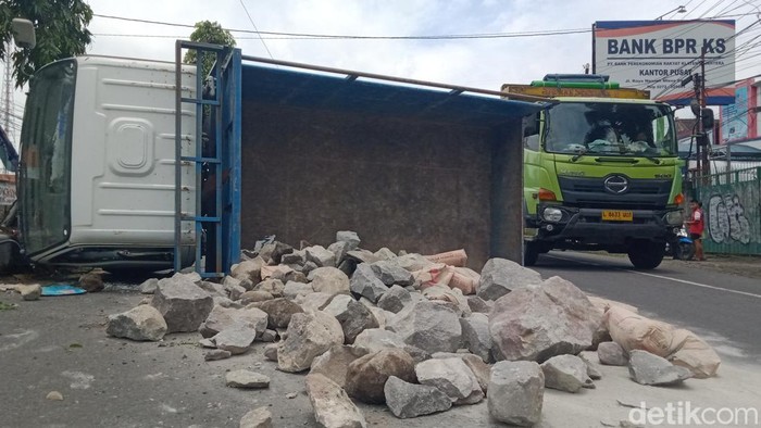 Truk muatan material bahan bangunan terguling di Jalan Jogja-Solo, Dusun Ngaran, Desa Mlese, Kecamatan Ceper, Klaten. 