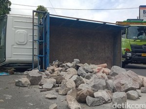 Truk Material Muatan Batu dan Semen Terguling di Jalan Jogja-Solo