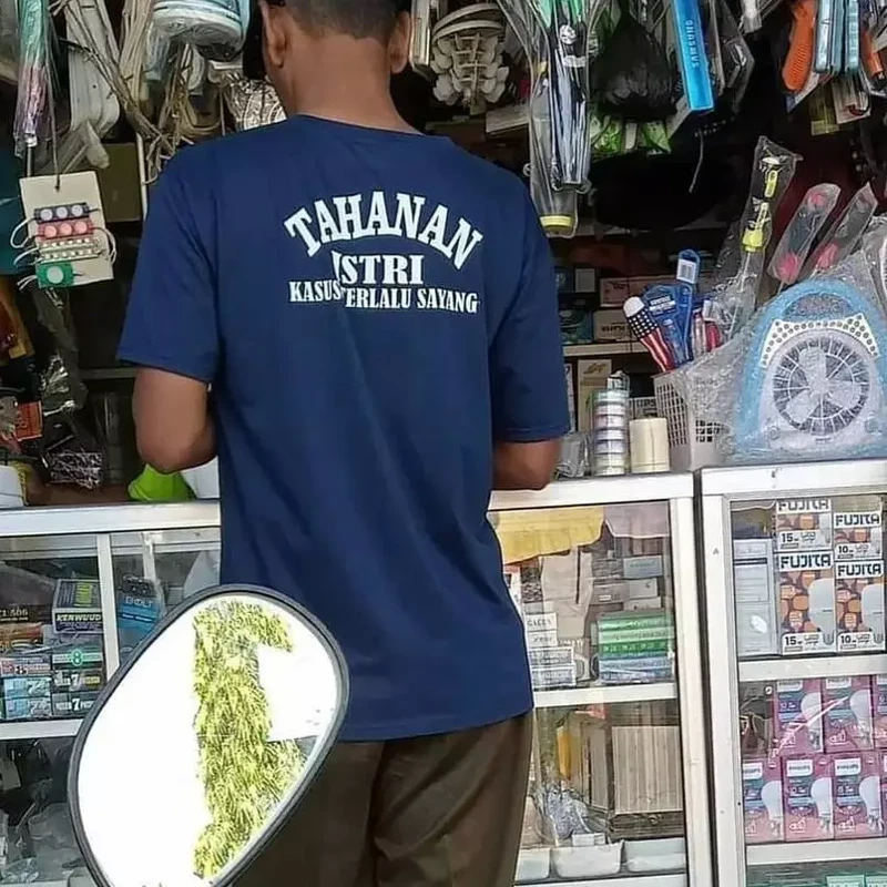 Tulisan Absurd di Baju Bapak-bapak, Mana yang Bikin Kamu Pengen Punya Juga?
