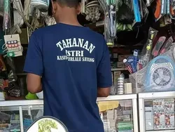 Tulisan Absurd di Baju Bapak-bapak, Mana yang Bikin Kamu Pengen Punya?