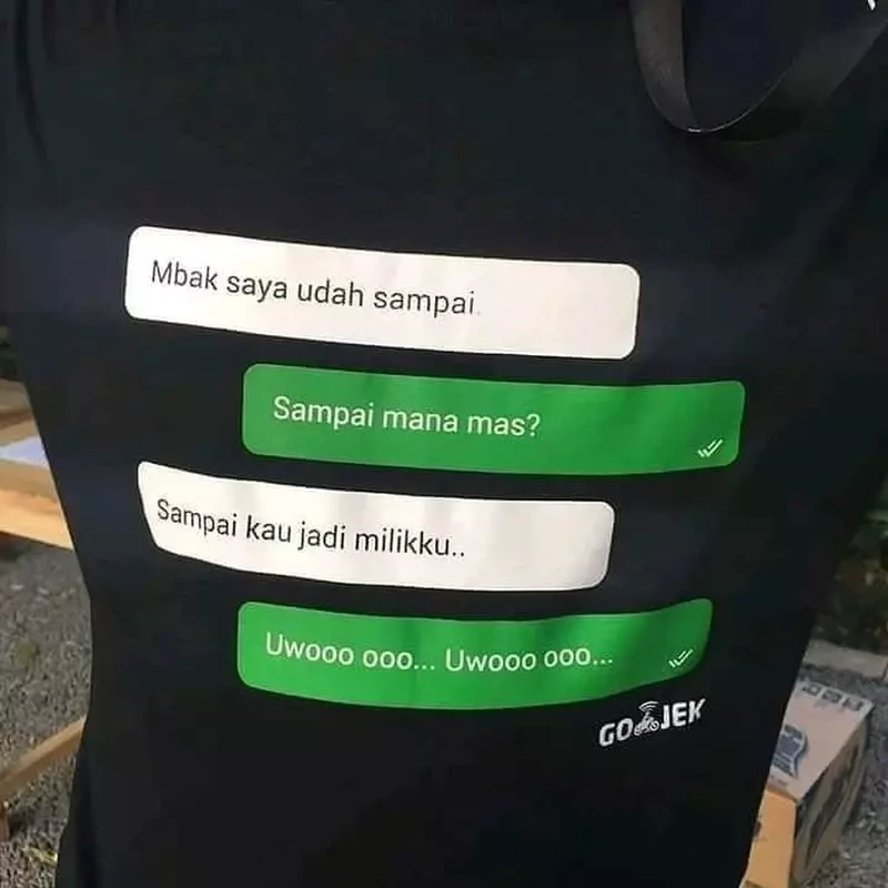 Tulisan Absurd di Baju Bapak-bapak, Mana yang Bikin Kamu Pengen Punya Juga?