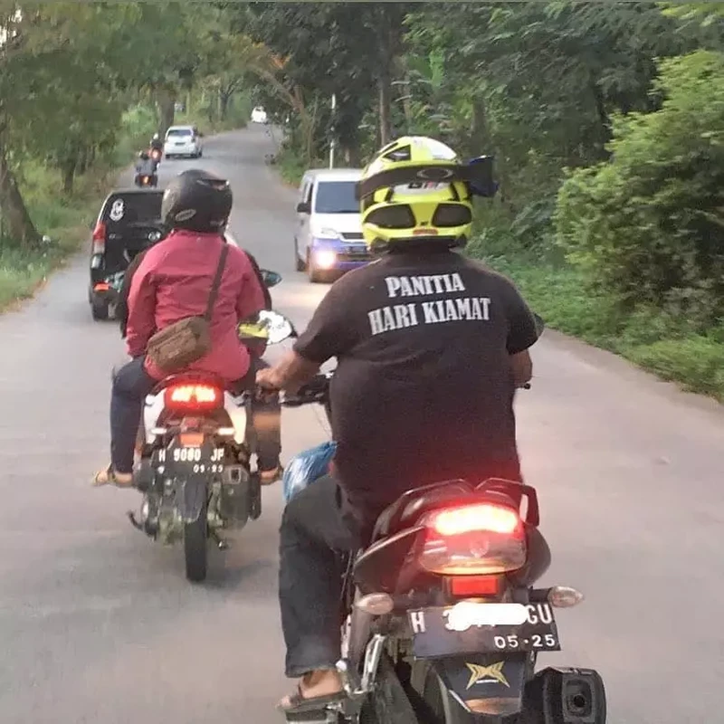 Tulisan Absurd di Baju Bapak-bapak, Mana yang Bikin Kamu Pengen Punya Juga?