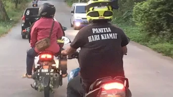 Jabatannya di tongkrongan cukup seram: panitia hari kiamat. Foto: Instagram/meme.wkwk  