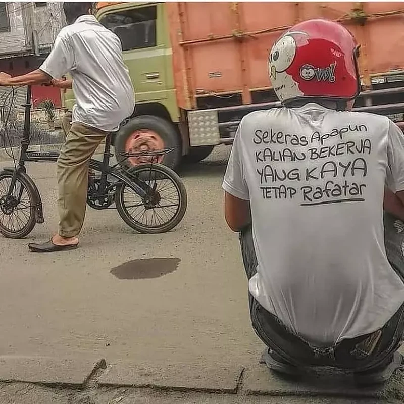Tulisan Absurd di Baju Bapak-bapak, Mana yang Bikin Kamu Pengen Punya Juga?