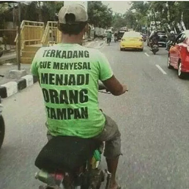 Tulisan Absurd di Baju Bapak-bapak, Mana yang Bikin Kamu Pengen Punya Juga?