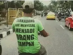 Tulisan Absurd di Baju Bapak-bapak, Mana yang Bikin Kamu Pengen Punya?