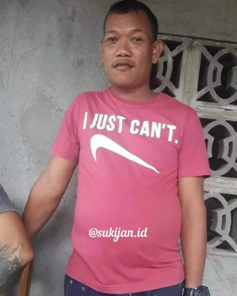 Tulisan Absurd di Baju Bapak-bapak, Mana yang Bikin Kamu Pengen Punya Juga?