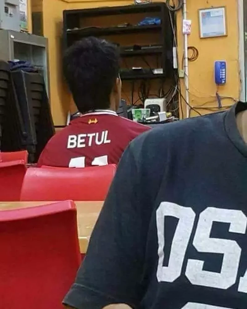 Tulisan Absurd di Baju Bapak-bapak, Mana yang Bikin Kamu Pengen Punya Juga?