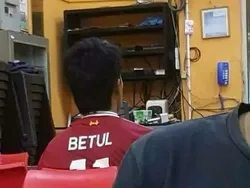 Tulisan Absurd di Baju Bapak-bapak, Mana yang Bikin Kamu Pengen Punya?