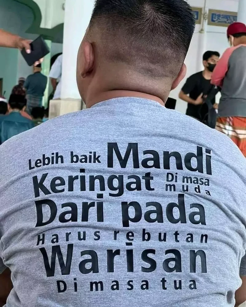 Tulisan Absurd di Baju Bapak-bapak, Mana yang Bikin Kamu Pengen Punya Juga?