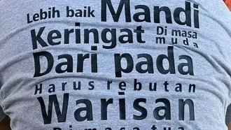 Tulisan Absurd di Baju Bapak-bapak, Mana yang Bikin Kamu Pengen Punya?