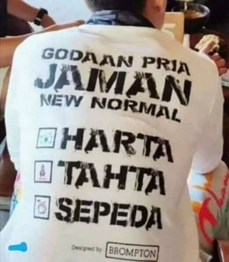 Tulisan Absurd di Baju Bapak-bapak, Mana yang Bikin Kamu Pengen Punya Juga?