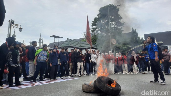 Unjuk rasa mahasiswa Geram di depan Kantor Gubernur Kaltim.