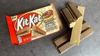 Chocolate Frosted Donut Kit Kat beraroma karamel malt. Namun rasanya disebut tak terlalu mirip donat. Foto: The TakeOut