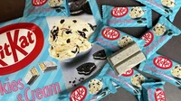 Japanese Cookies & Cream Kit Kat hadir dengan rasa susu creamy manis khas es krim. Potongan biskuit cokelatnya tipis, lebih terasa krim dibanding cookie. Foto: The TakeOut